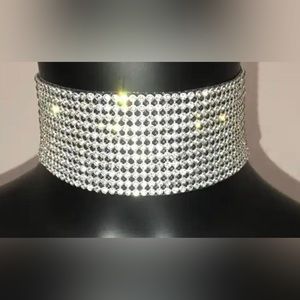 Silver rhinestone choker
Only worn once